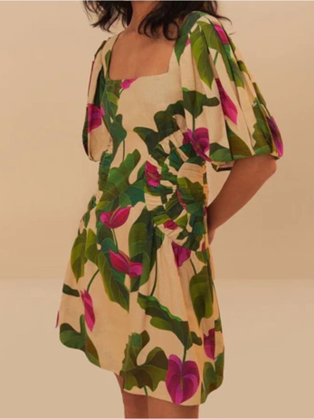 FARM Rio ANTHURIUM LEAVES SAND
SHORT SLEEVE SQUARE NECKLINE